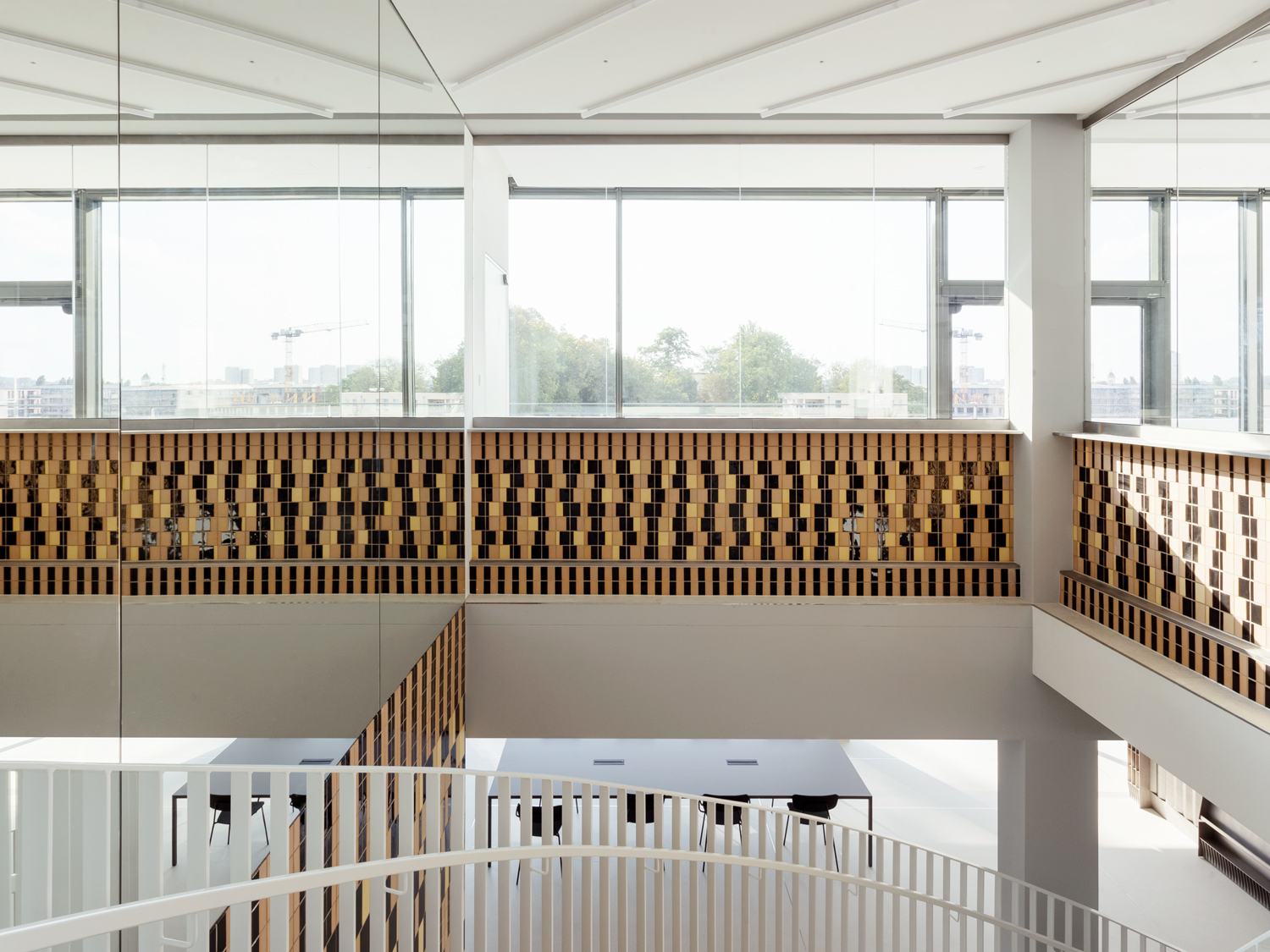 Cafébar HEDWIG staircase mirroring, DAS MINSK Kunsthaus in Potsdam, 2022. LINEARAMA + Valter Scelsi, Photo: Francesca Iovene