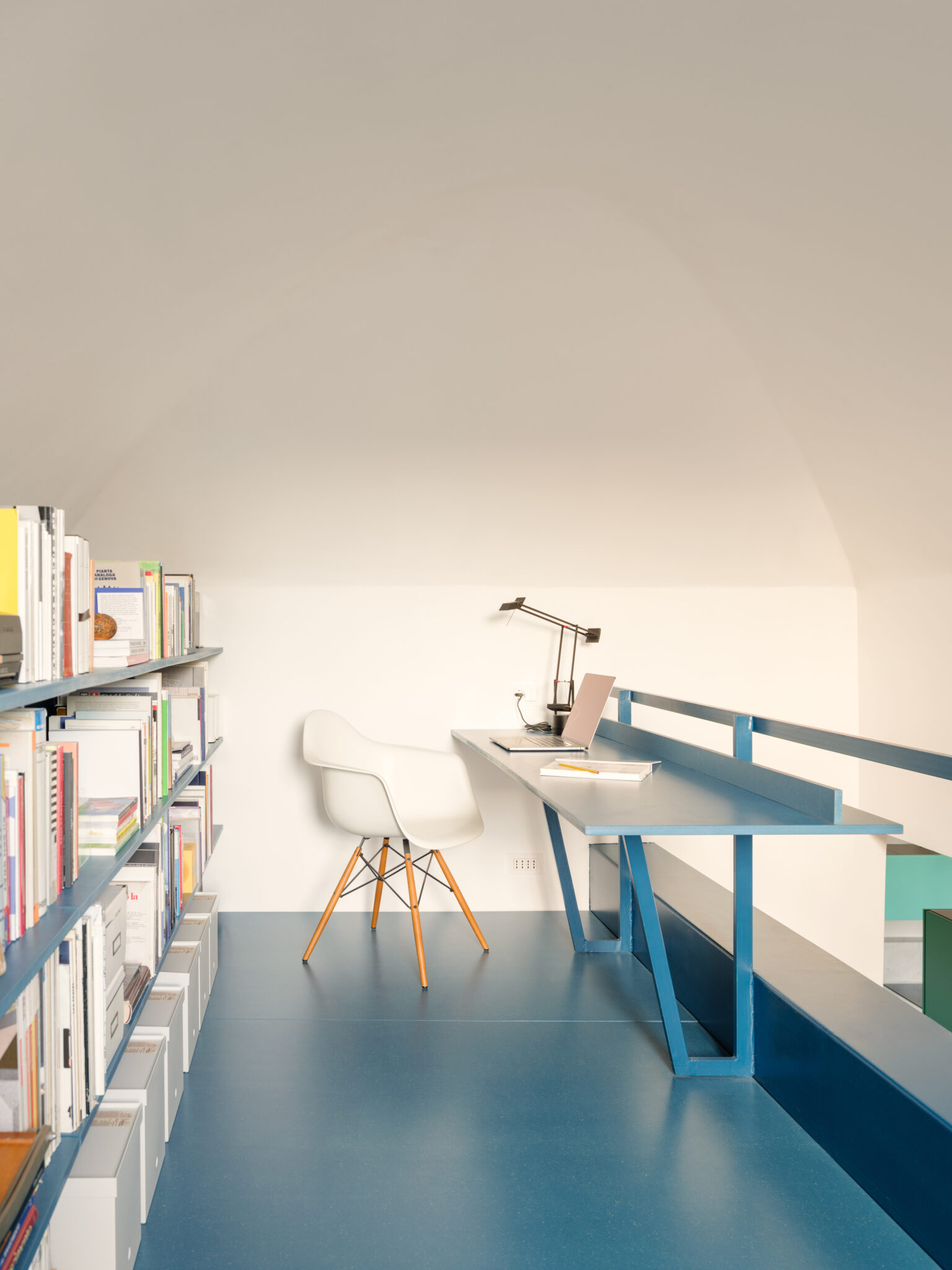 Rosso Genovese - mezzanine - 2026 LINEARAMA, Photo: Anna Positano